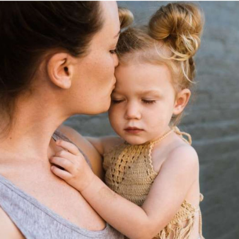Study recommends exposing deaf children to sign language before and after cochlear implantation | MedicalXpress StudyRecommendsExposingDeafChildren2SL 768x768